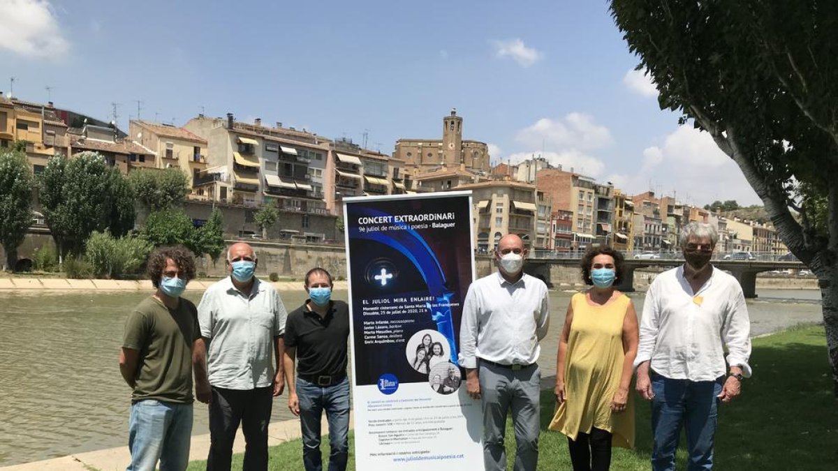 El alcalde, Jordi Ignasi Vidal, y miembros de la asociación Bada-Pas presentaron ayer la nueva edición.