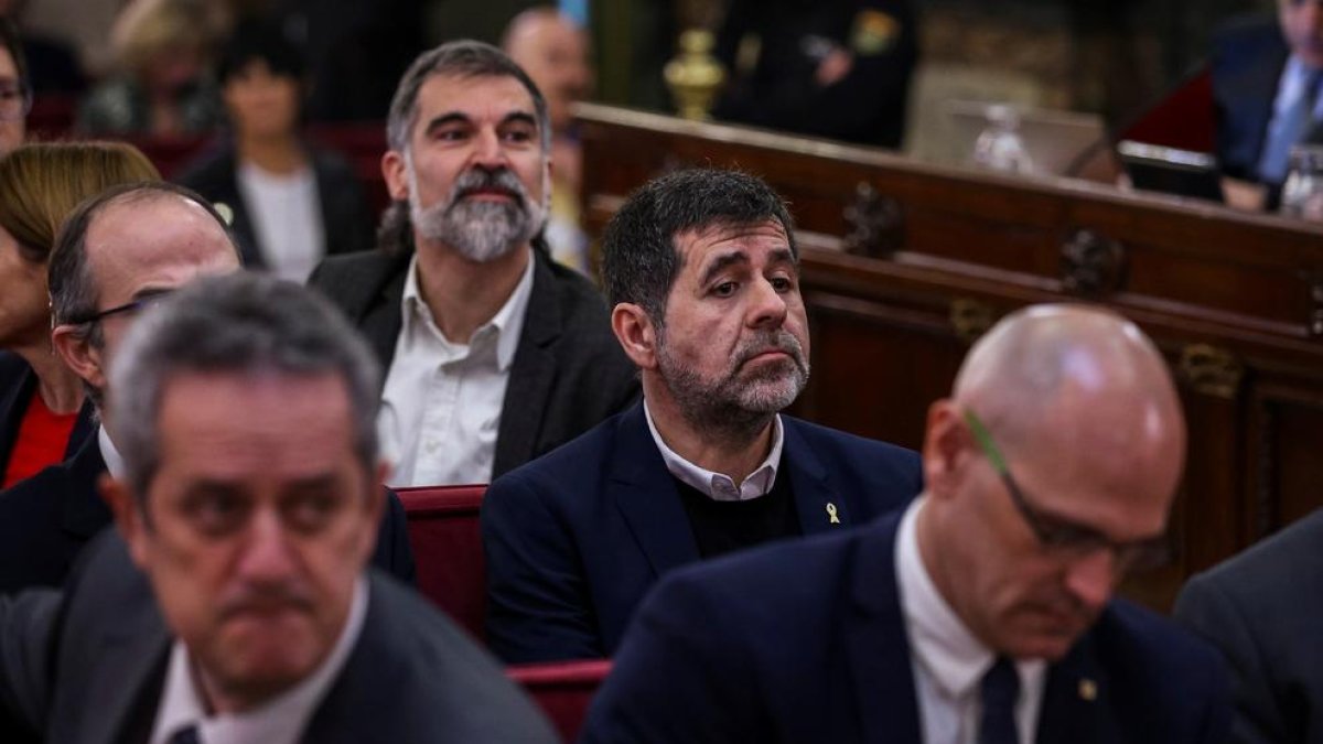 Los exconsellers lucen la enseña del Govern y Jordi Sànchez el lazo amarillo