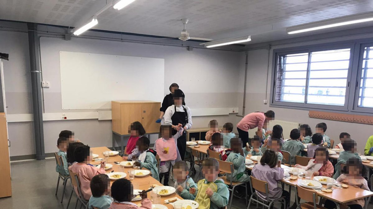 Imagen de los niños y niñas de P3 de la escuela Parc del Saladar de Alcarràs comiendo en un aula.