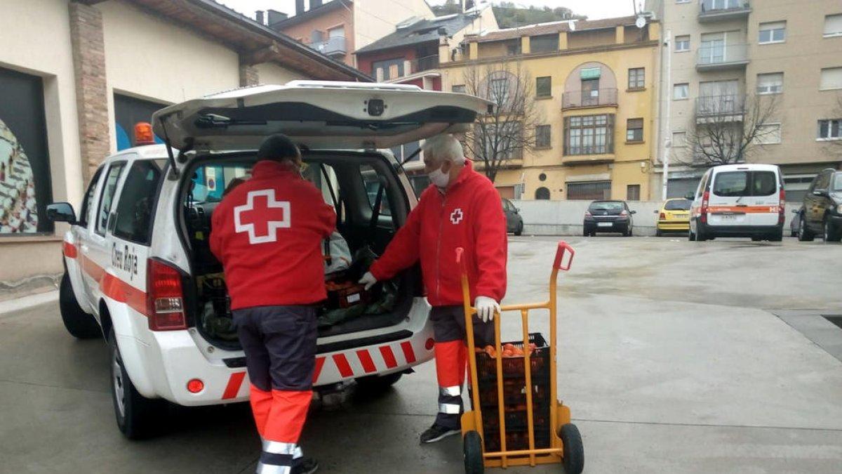 Voluntarios de Cruz Roja descargan alimentos en el Alt Urgell.