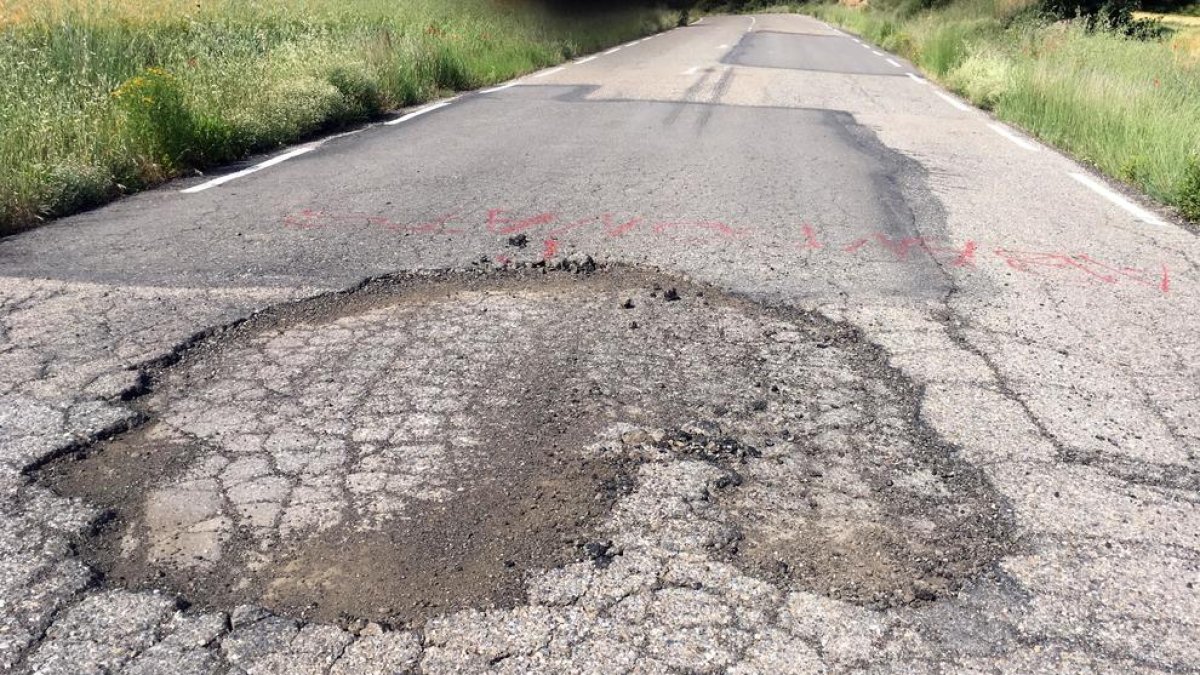 Un dels forats indicats amb pintura roja en aquest tram.