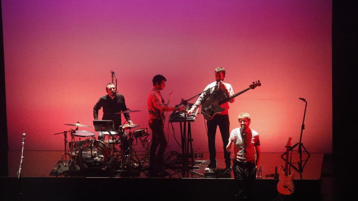 El cuarteto Manel, que llenó anoche el Teatre de la Llotja, presentó los temas de su nuevo disco, ‘Per la bona gent’, mientras Mishima llenó el Cafè del Teatre el viernes.