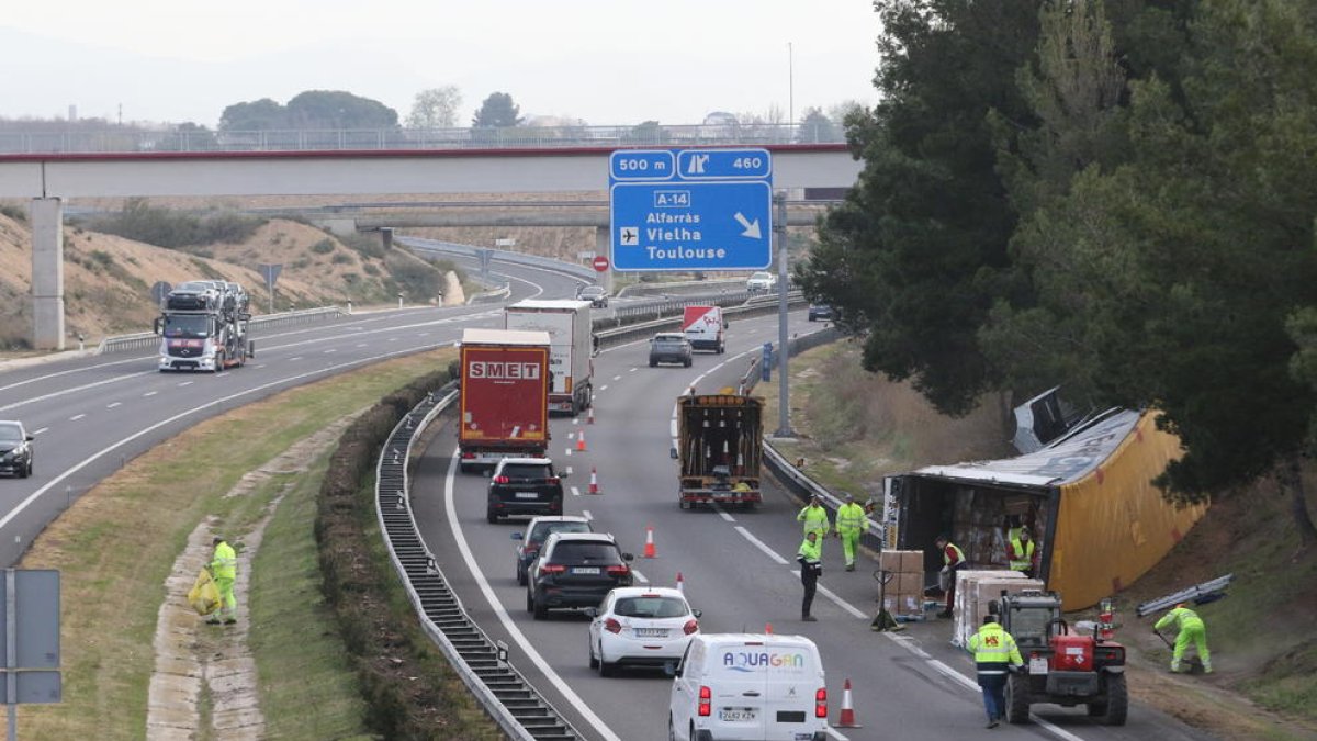 El siniestro obligó a cortar un carril durante ocho horas, lo que provocó retenciones.