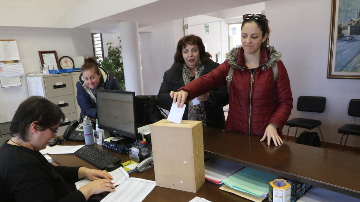 Veïnes al votar al consistori per triar les actuacions.