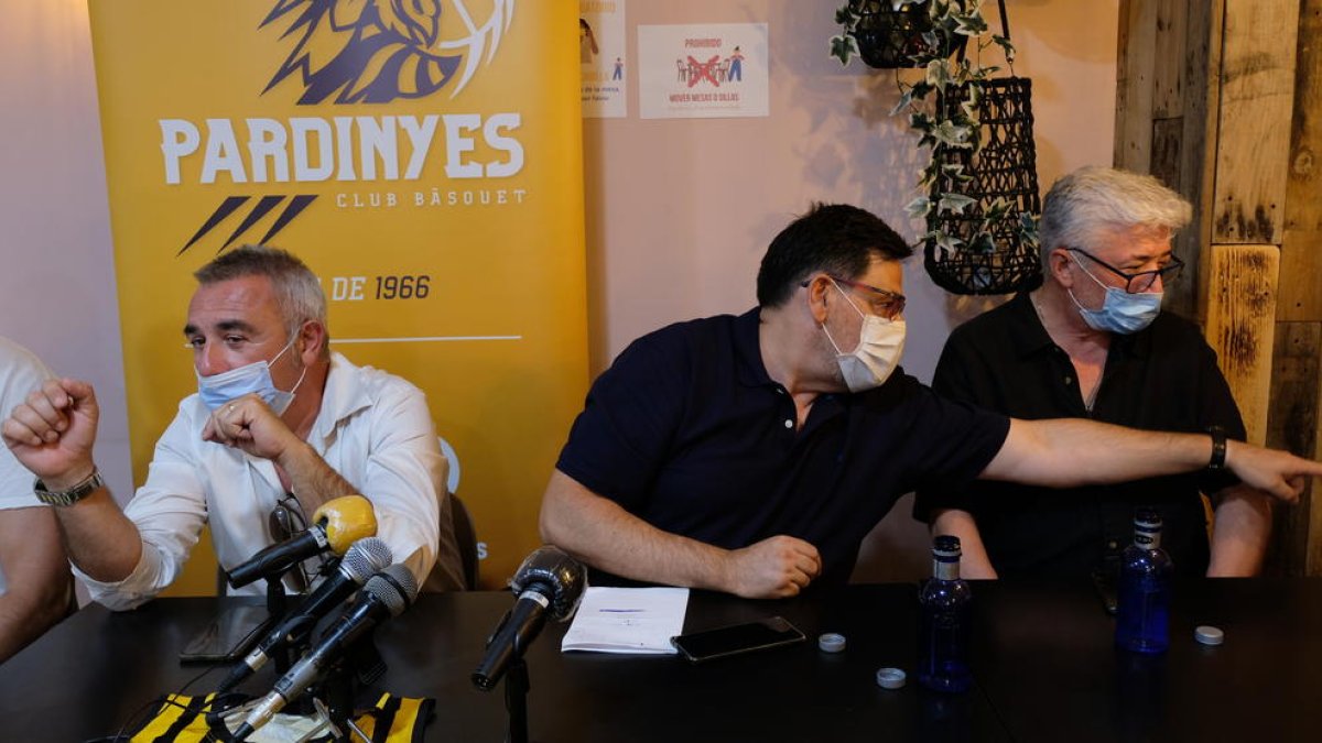 Pere Roqué, primer per l’esquerra, al costat del seu antecessor al càrrec, Jordi Mauri.