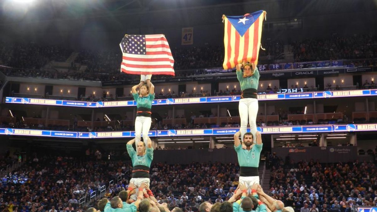 Los Castellers de Vilafranca, con la estelada desplegada.