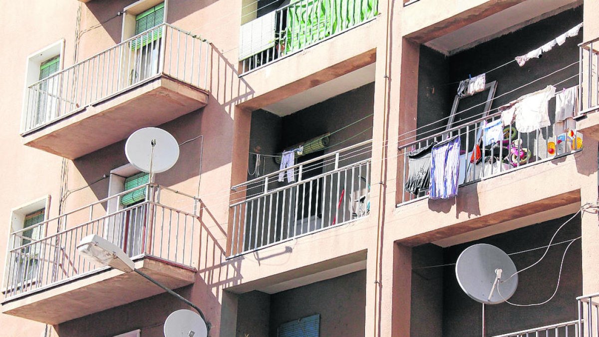 Entra en vigor en un mes la normativa que veta les antenes a les façanes a Lleida