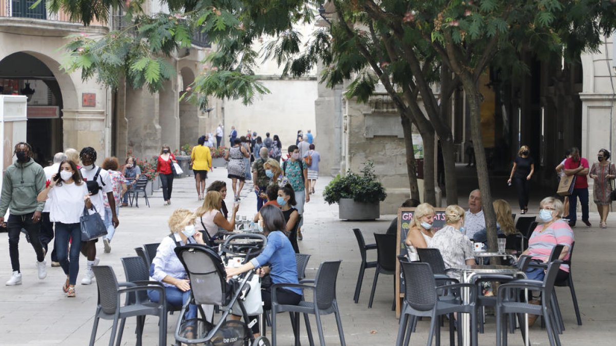 Imatge de la terrassa d’un bar ahir a l’Eix Comercial, ja sense restriccions.