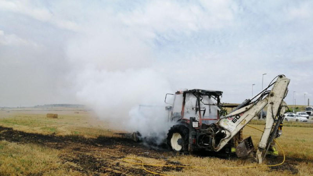 Los bomberos sofocan un incendio en un tractor y un sembrado en Corbins