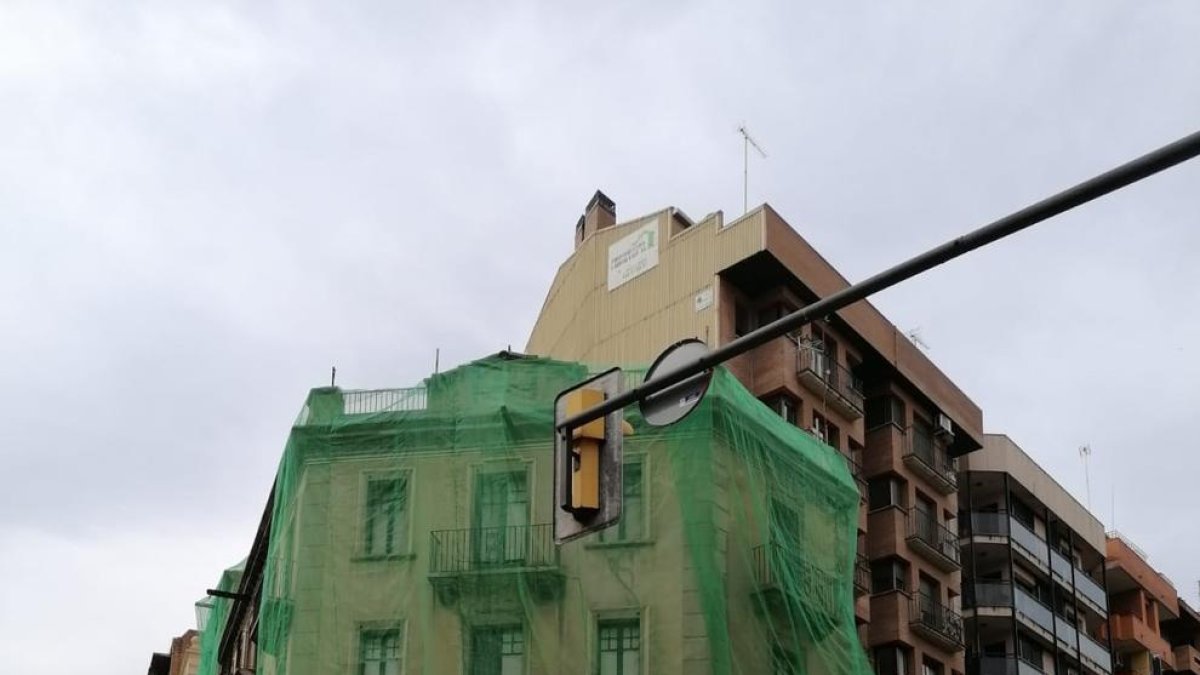 Els edificis estan coberts amb malles de seguretat.