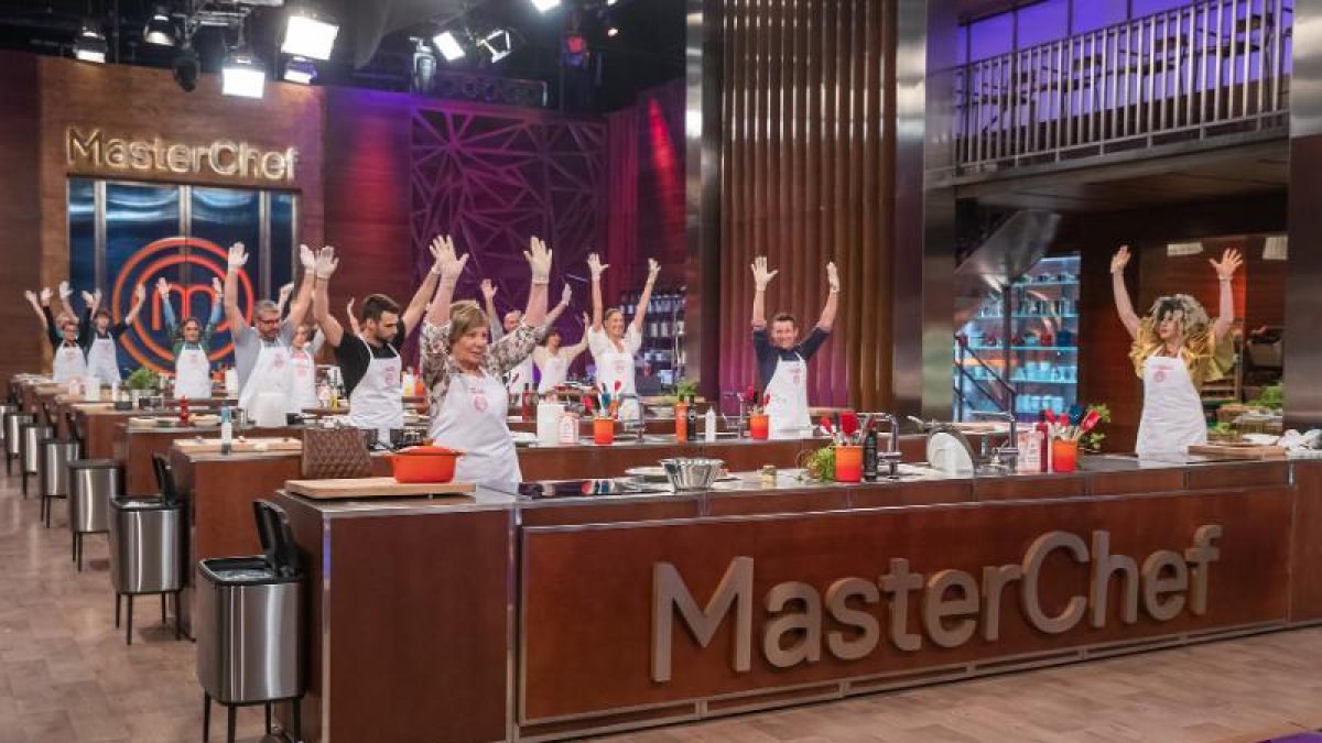 L’expolítica popular Celia Villalobos és una concursant destacada.