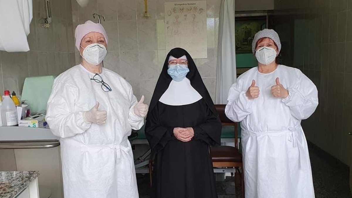 Les professionals sanitàries, amb la mare superiora de la Llar de Sant Josep de la Seu.