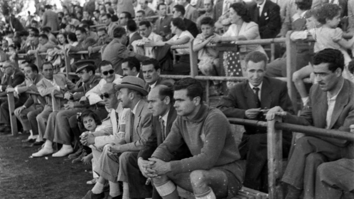 Lecube –con sombrero– sentado en el banquillo del Lleida, junto con Francisco Pirla y el portero Eroles.