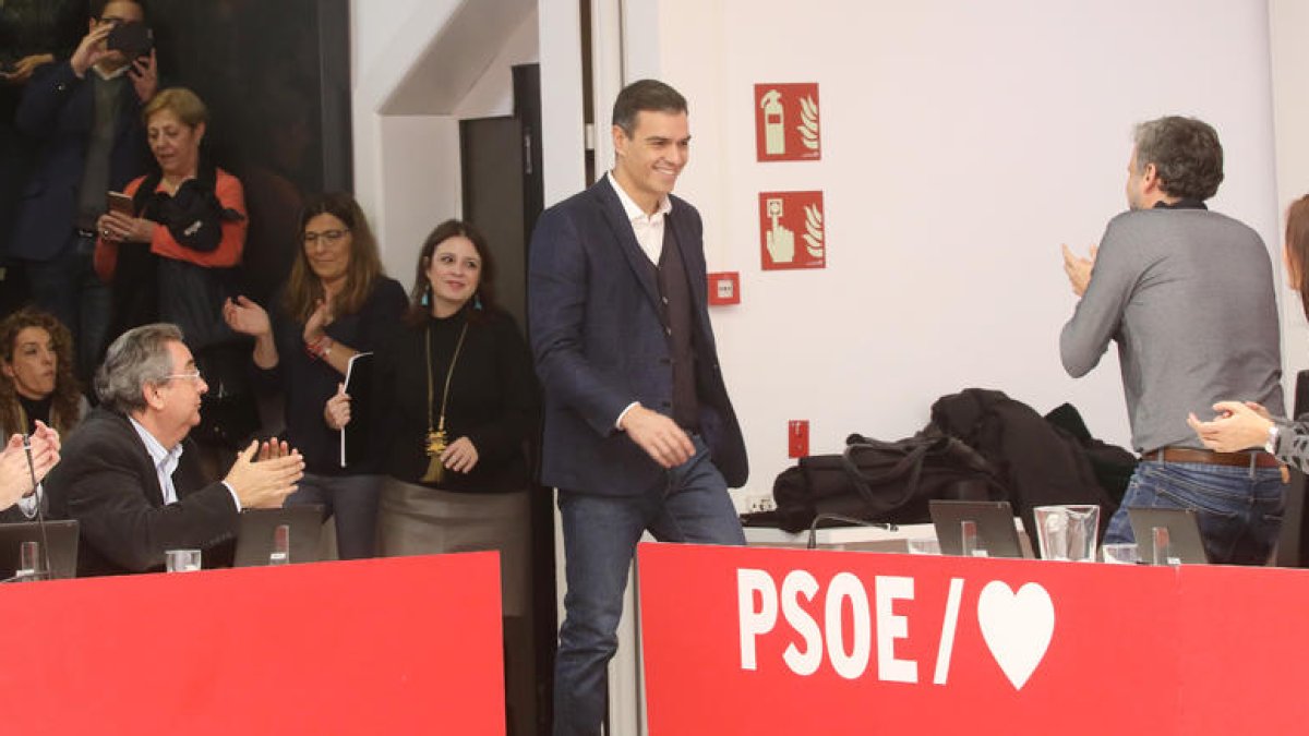 Pedro Sánchez, somrient, ahir a l’arribar a l’executiva del PSOE, a la qual no va revelar la seua estratègia per negociar suports.