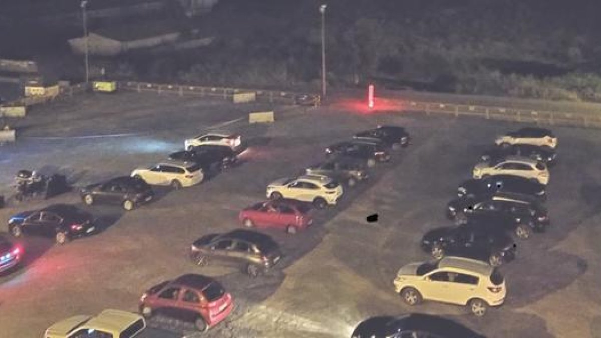 Sesenta vehículos llenaron la explanada del autocine.