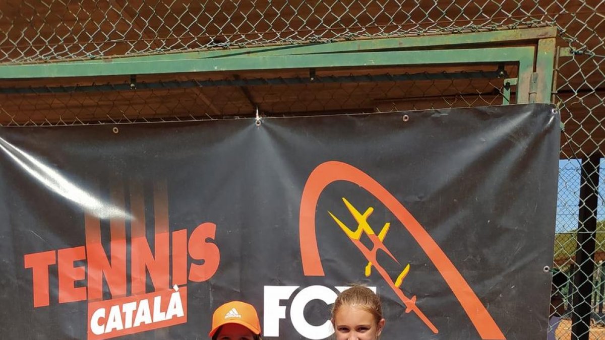 Les dos tenistes del CN Lleida, amb el trofeu aconseguit.