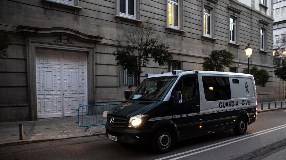 Los acusados salen de la prisión para la primera jornada del juicio del proceso