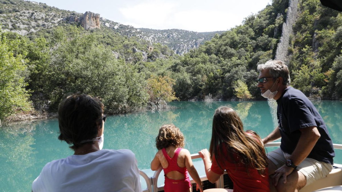 Turistas navegando en las aguas del pantano de Canelles, que este año está lleno por las abundantes lluvias.