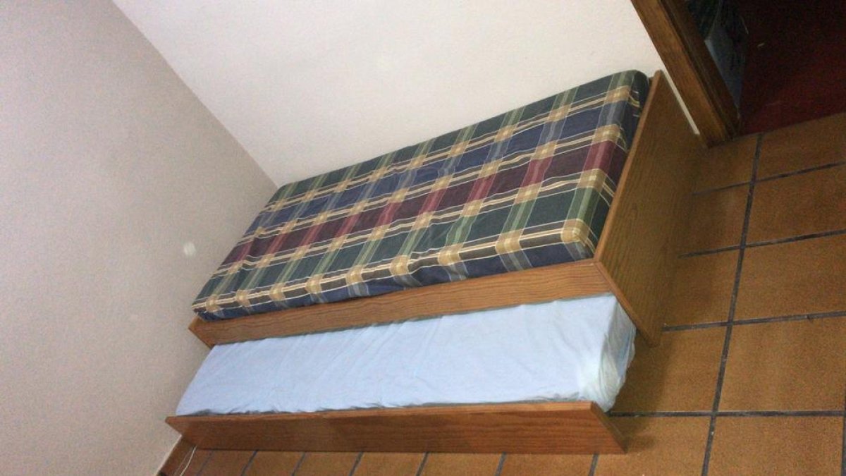 El llit doble que ha recollit Antisida Lleida en un dels pisos.