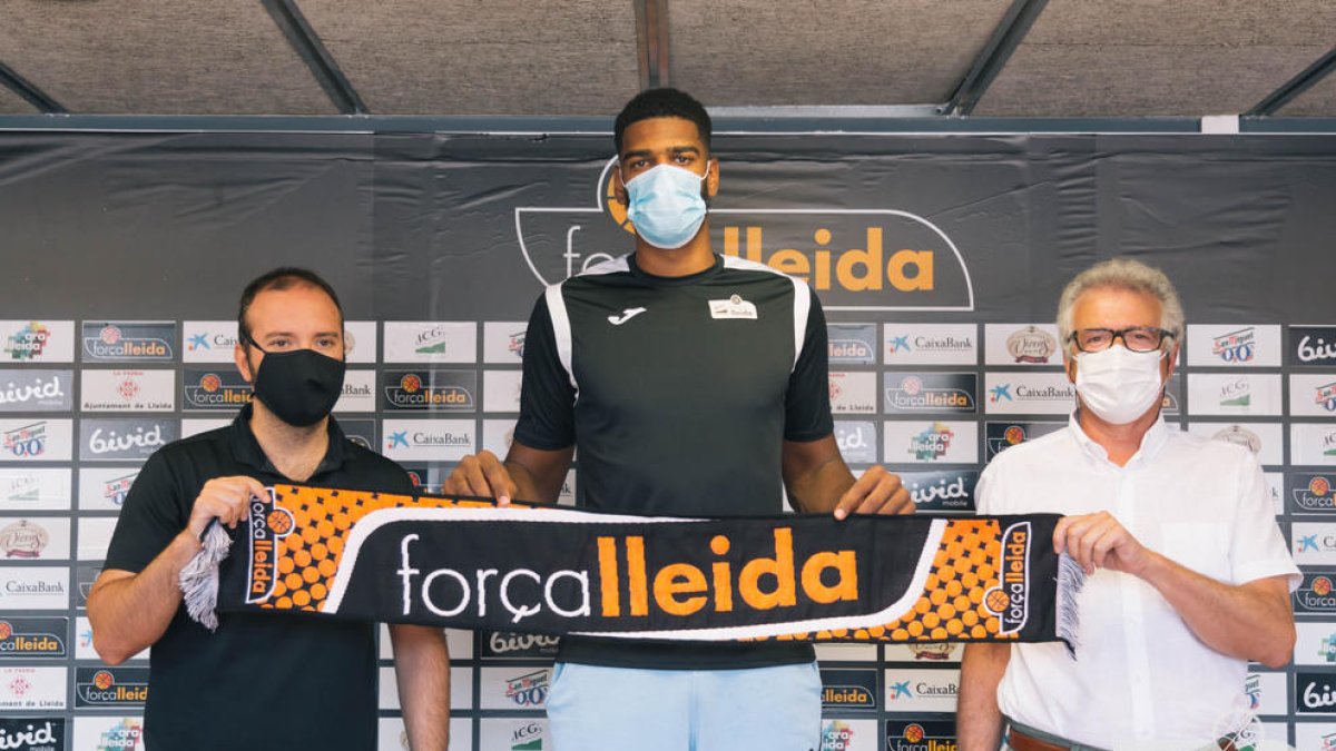 Lucas N’Guessan, entre Jordi Guàrdia i el directiu Jaume Ramon durant la presentació d’ahir.