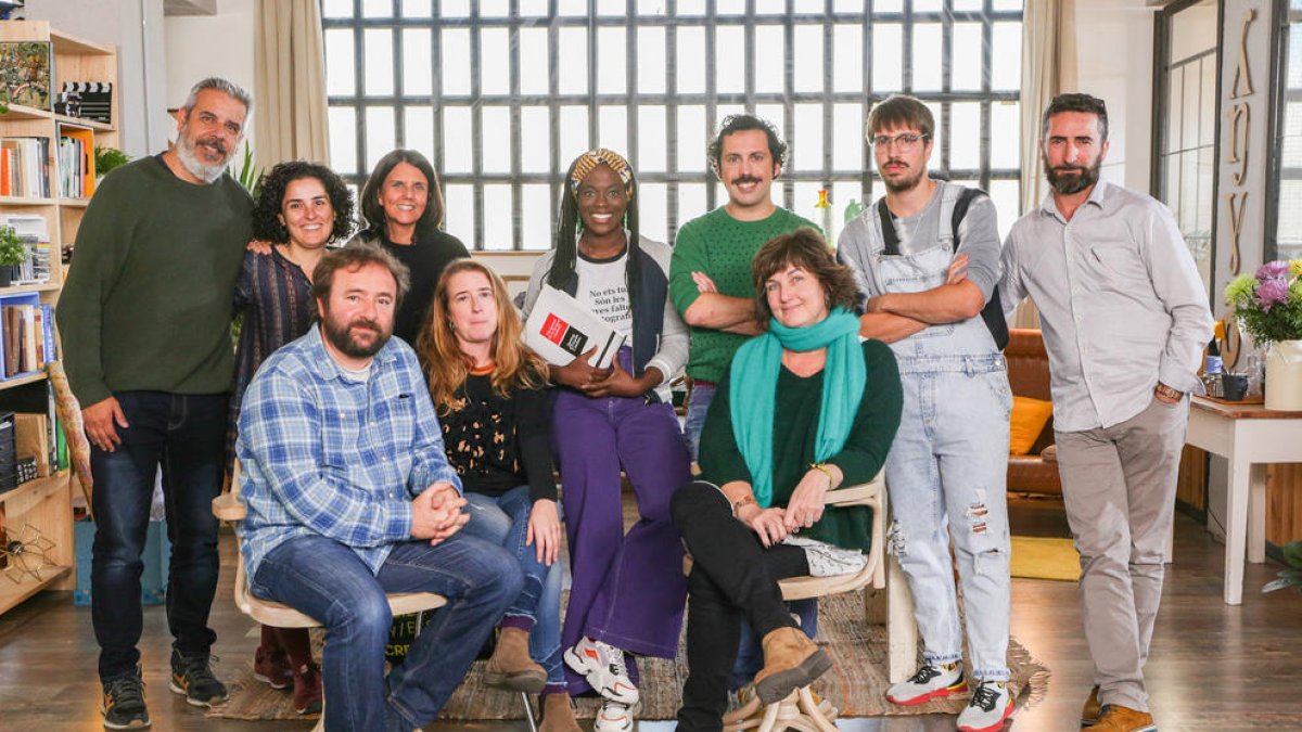 L’equip del nou programa al complet. Al centre, els presentadors, Guillem Albà i Yolanda Sey.
