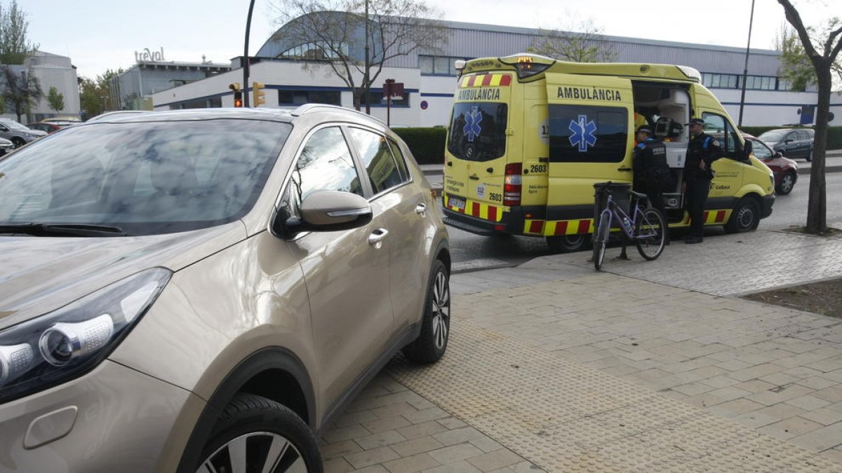 La ciclista fue trasladada en ambulancia al hospital leridano.