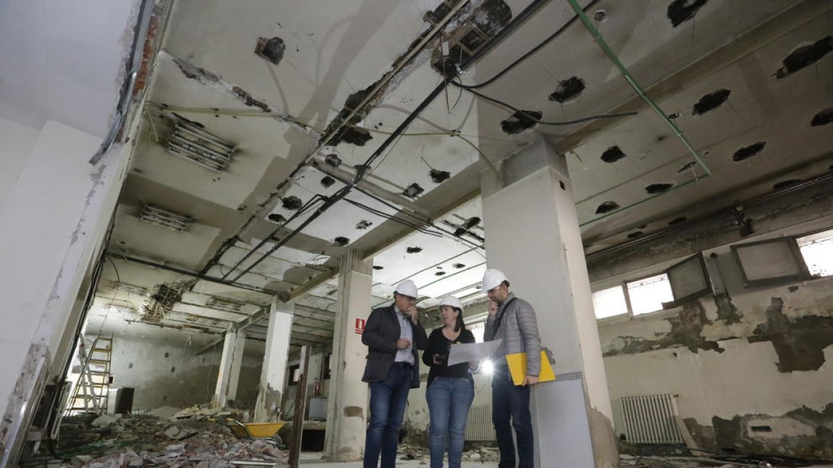 Una visita de obras el pasado mayo en el inicio de los derribos en el interior del edificio de la Audiencia.