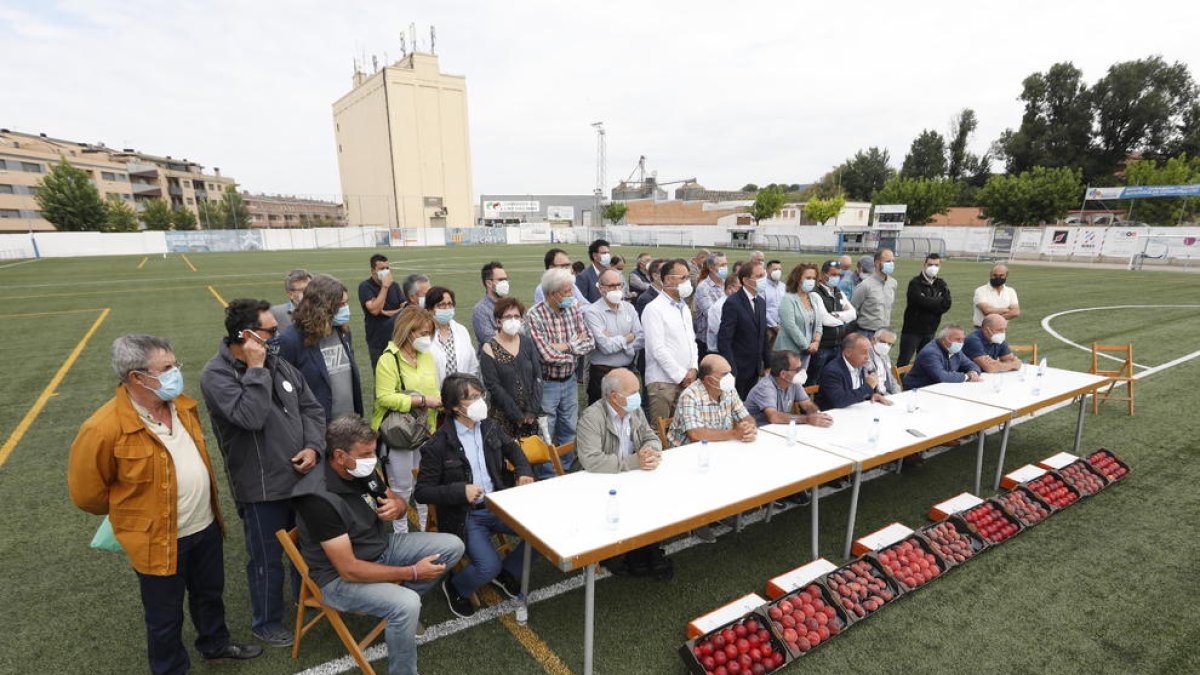 Unos 40 alcaldes, el subdelegado del Gobierno  y representantes del sector frutícola, en la presentación del manifiesto.