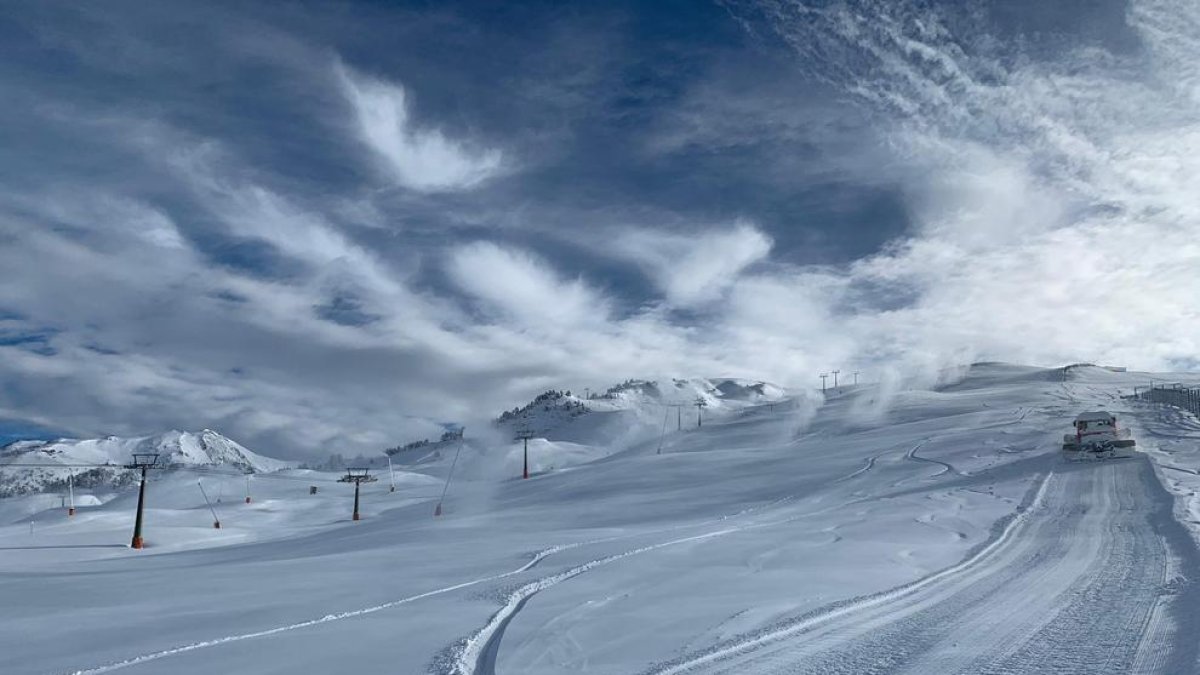 Cañones de nieve a pleno rendimiento en Baqueira Beret.
