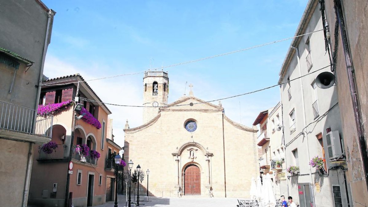Imagen de archivo de la renovada plaza de la Església de la Transfiguració de Juneda.