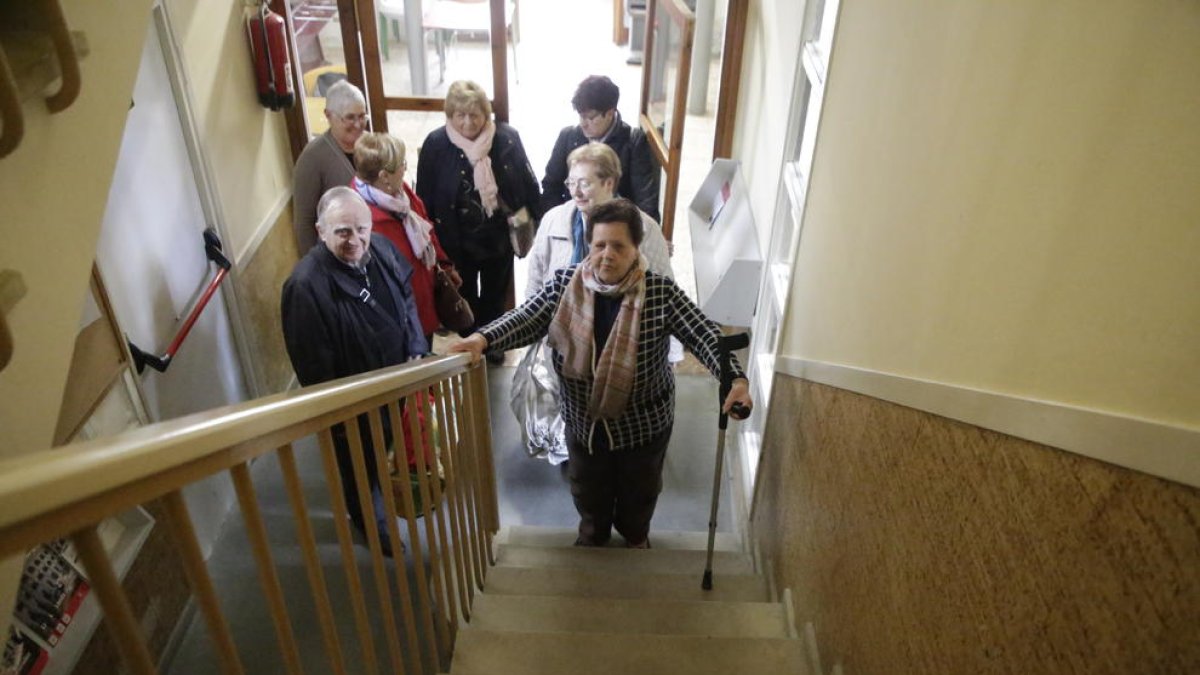 Estas escaleras dificultan el acceso a las actividades a muchas mujeres de la asociación