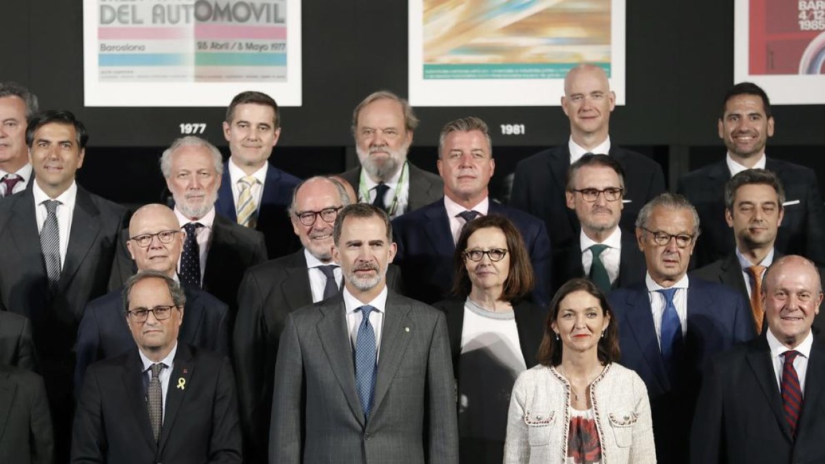 Torra i el rei se saluden fredament a l'interior del Saló de l'Automòbil de Barcelona