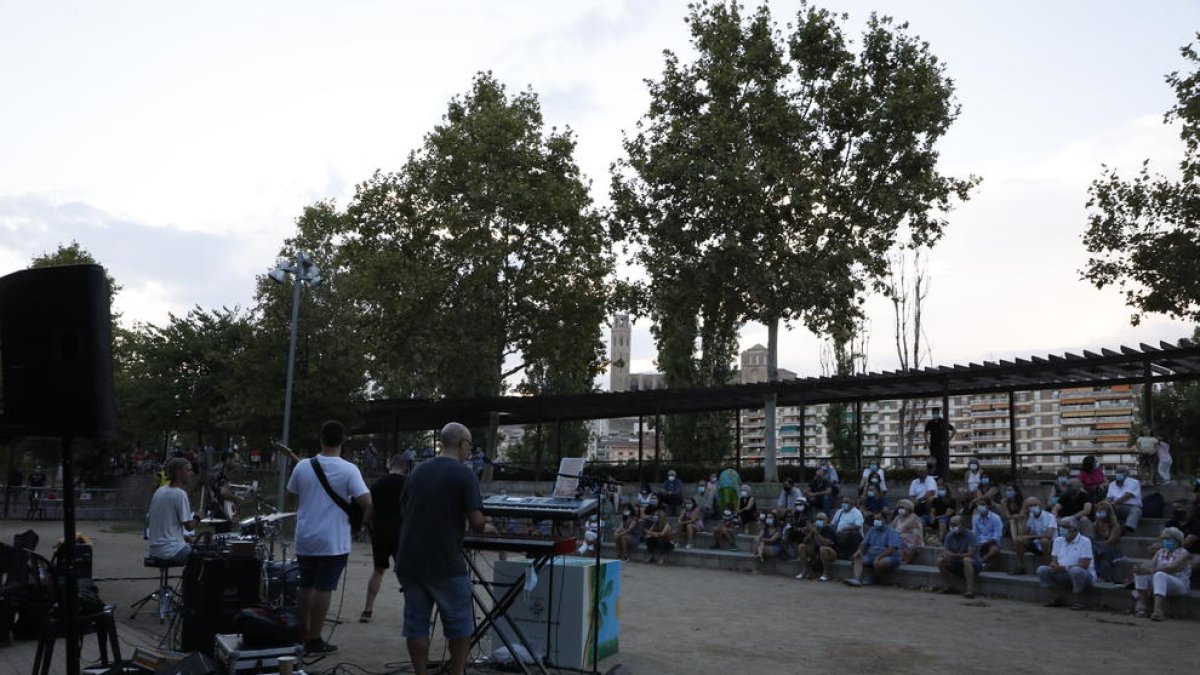 Decenas de personas asistieron al concierto de los Camps Elisis del grupo de versiones leridano The Dust Queen.