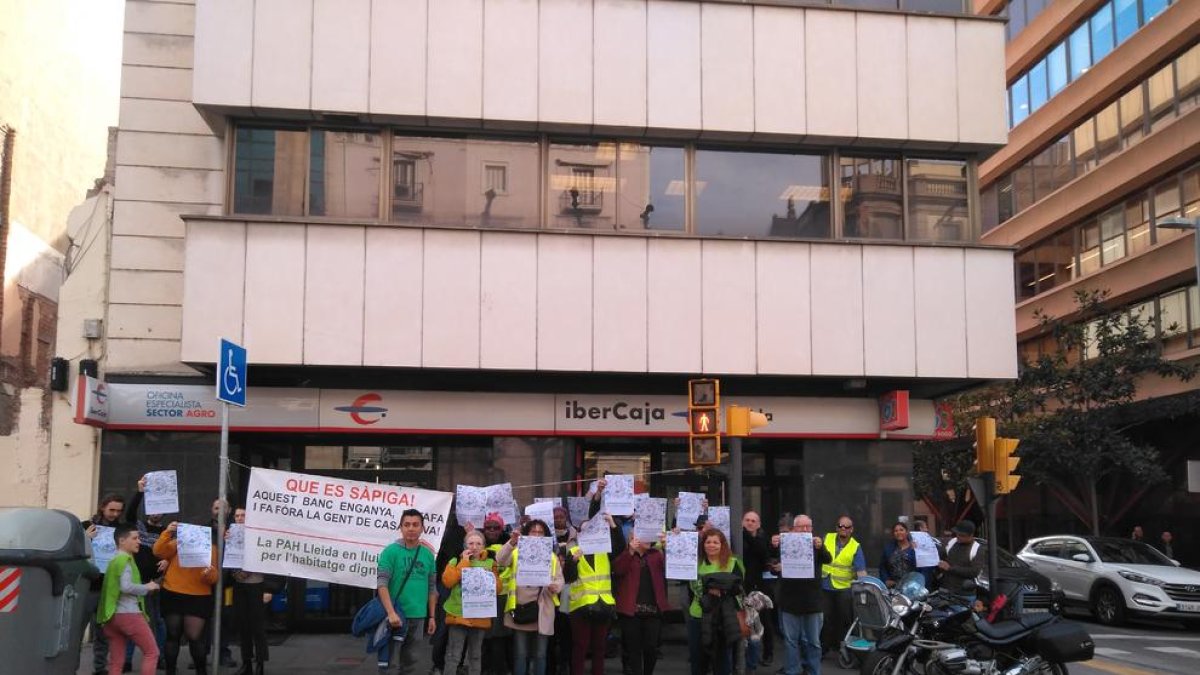 La concentración de ayer para apoyar a la Plataforma de Afectados por la Hipoteca.