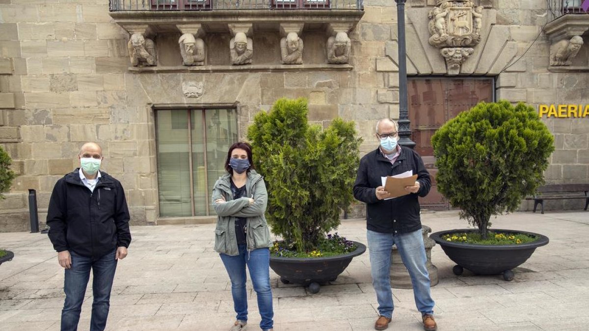 Santacana (derecha), con representantes de la CUP y SiF.