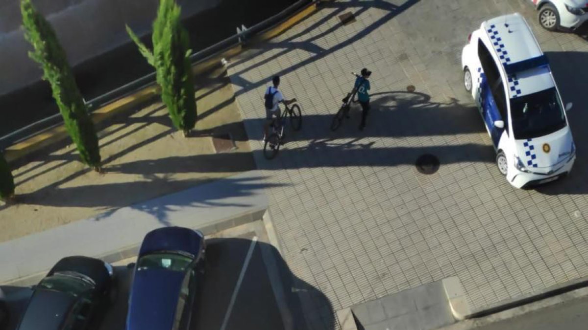 Moment en què els sanitaris van atendre la dona, que va ser evacuada greu a l'Arnau.