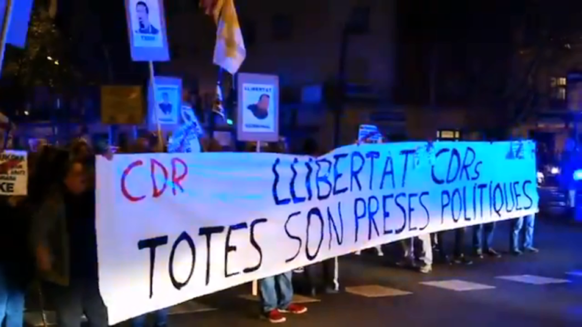 En las calles  -  Activistas de los CDR cortaron ayer por la tarde a la Avinguda Meridiana de Barcelona en señal de protesta por el encarcelamiento de siete compañeros acusados de terrorismo por la Audiencia Nacional. Además, ayer mismo, sus abo ...