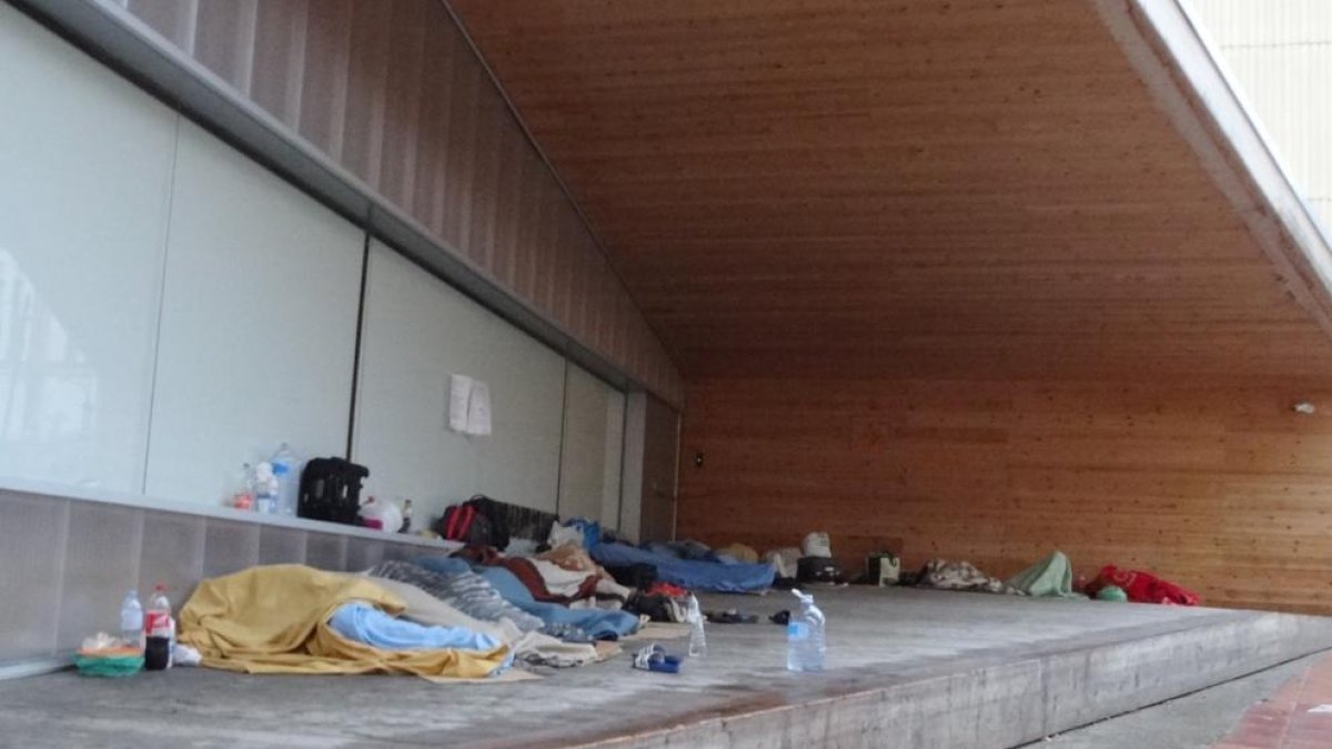 Més d’una desena de persones dormint al ras al carrer Cavallers del Barri Antic, ahir.
