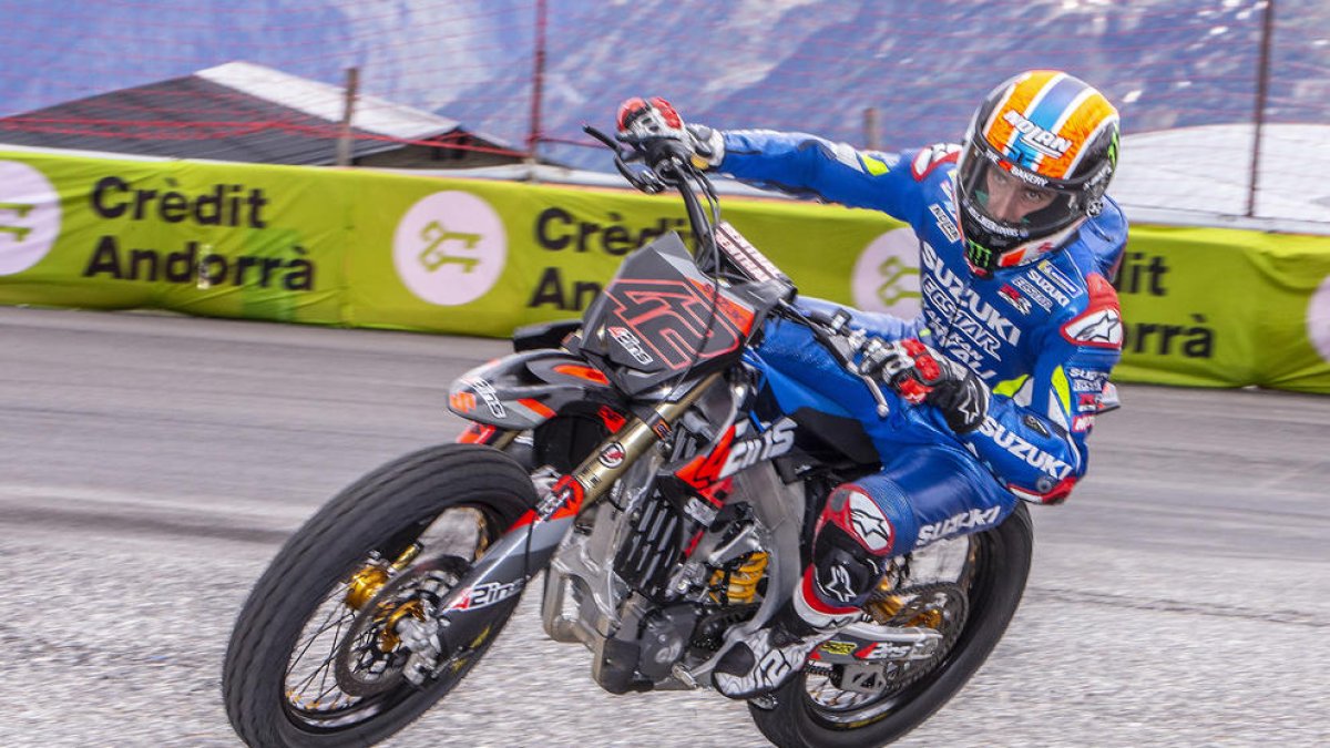 Àlex Rins, piloto del Mundial de MotoGP, durante su entrenamiento en el circuito andorrano.