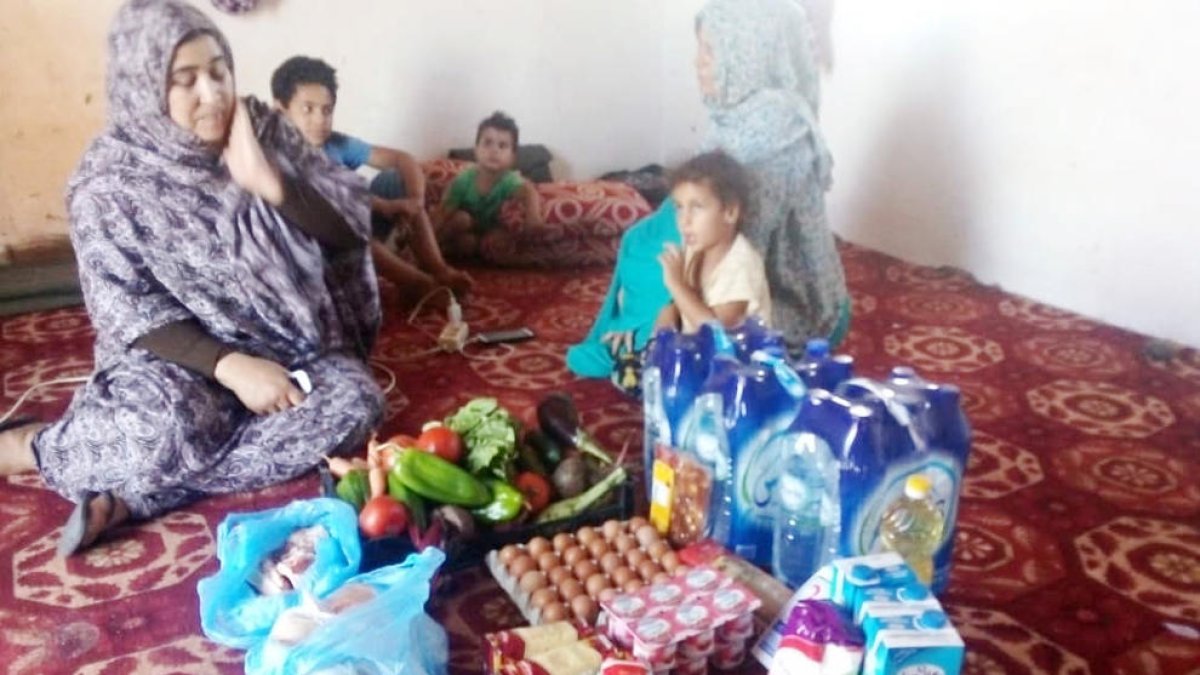 Una familia saharaui con uno de los lotes de alimentos.