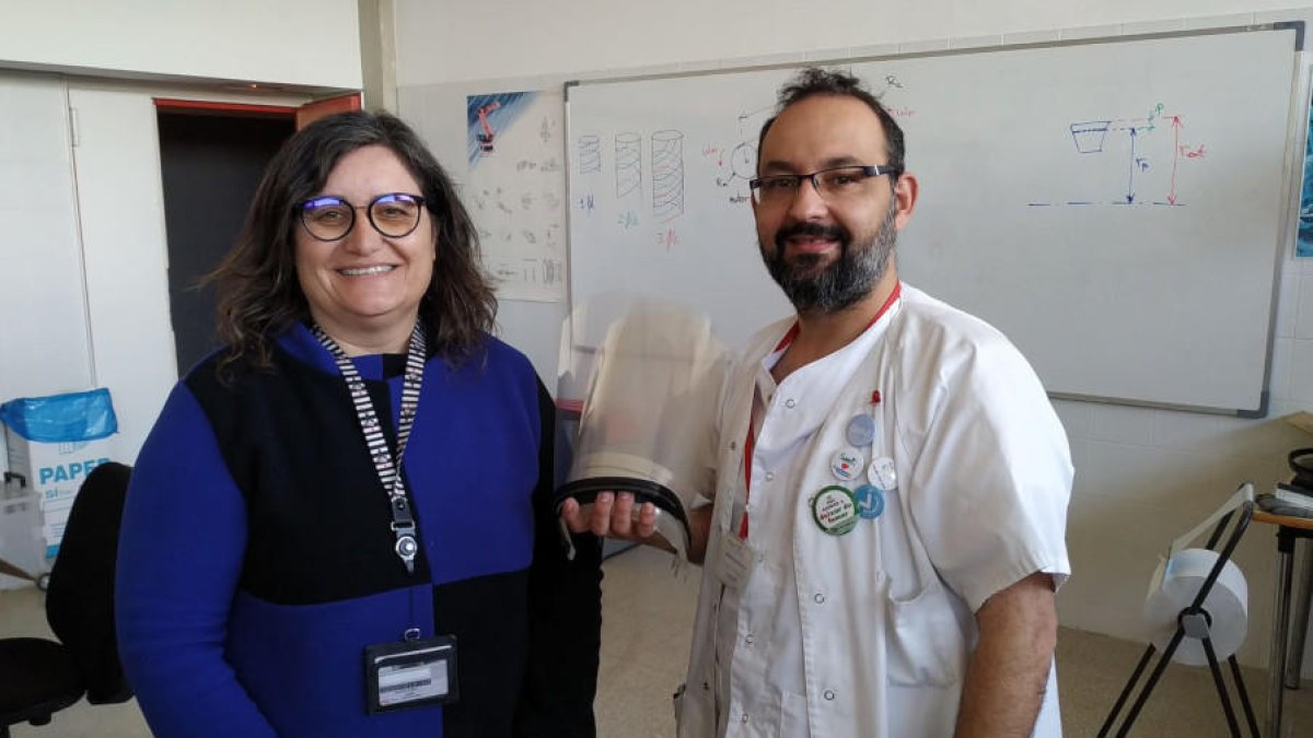 Rosa Vaquera, del GREiA, con un sanitario del CAP Balàfìa con las viseras.