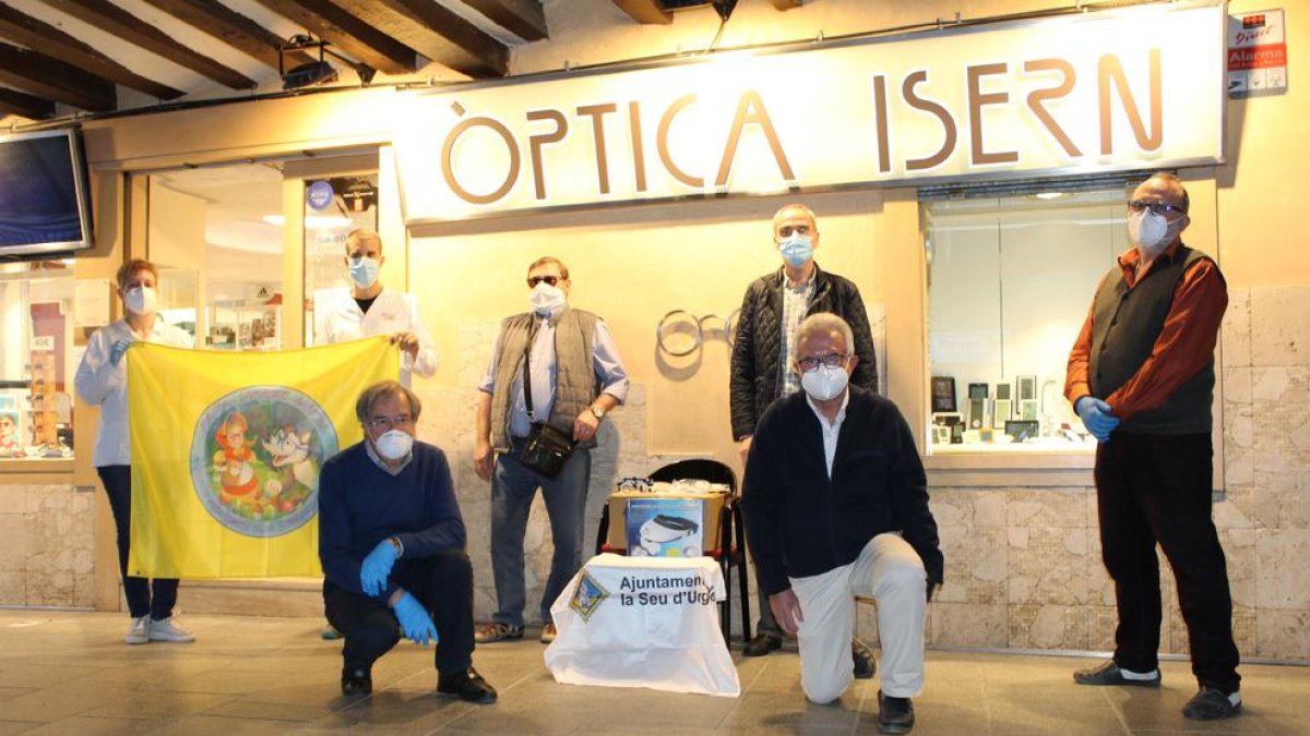 Momento de la entrega de las gafas, ante la Òptica Isern de la capital del Alt Urgell.