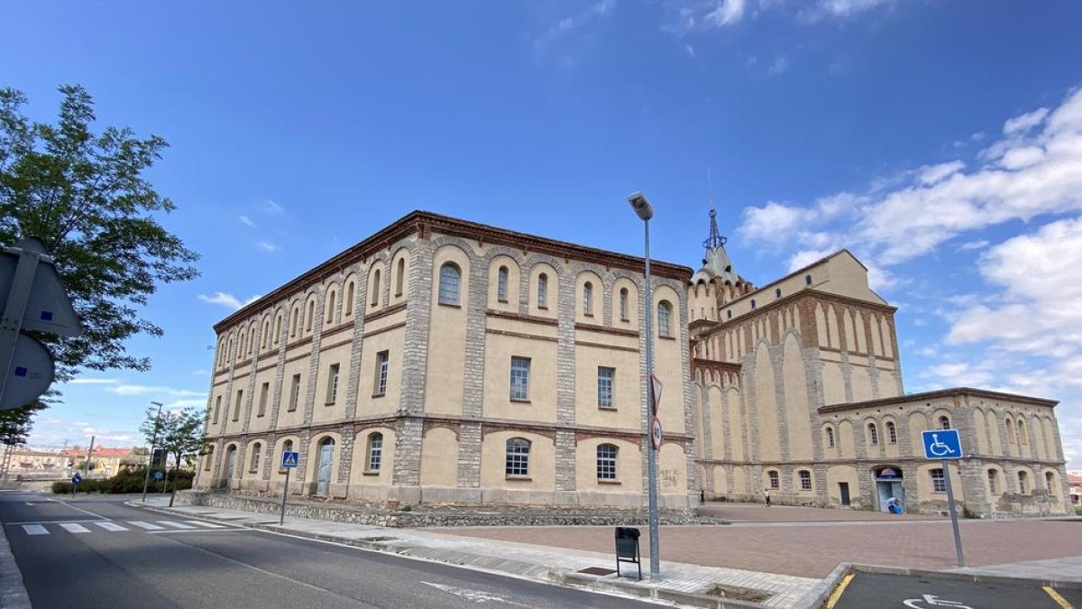 L’edifici del Sindicat, on es preveu traslladar la biblioteca, ara a la Universitat.