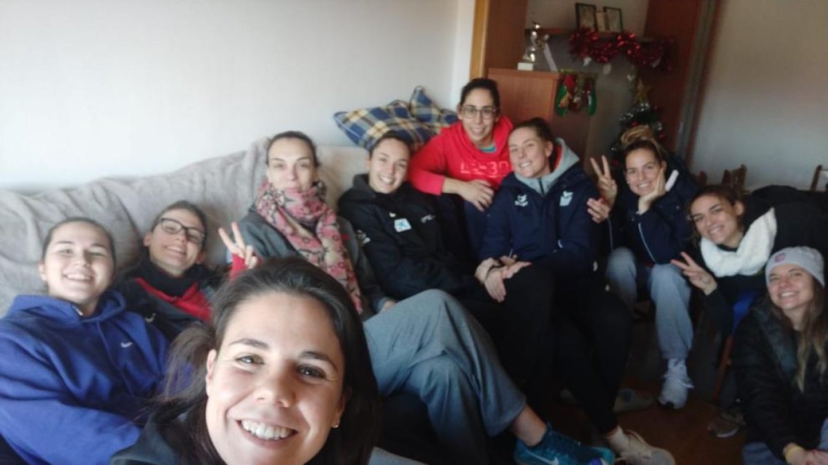 La plantilla es va reunir ahir al pis d’una de les jugadores per seguir el sorteig per televisió.