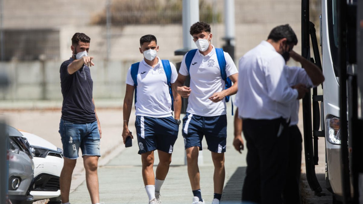 Jugadors del Fuenlabrada abans del viatge cap a la Corunya.