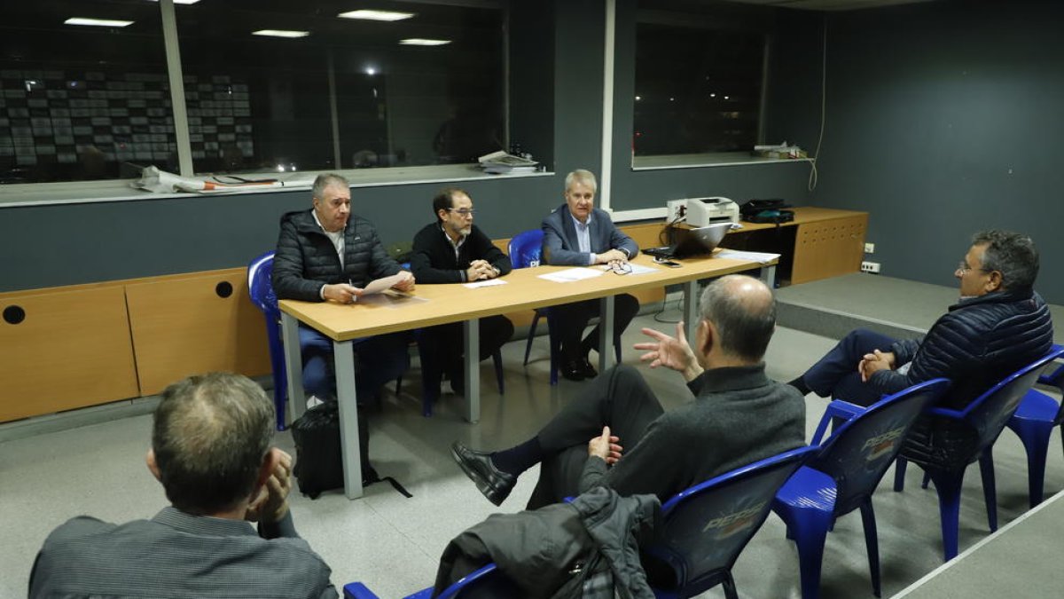 Salva Solsona, Ferran Vidal i Eduard Segarra, asseguts a la taula, ahir a la junta d’accionistes.
