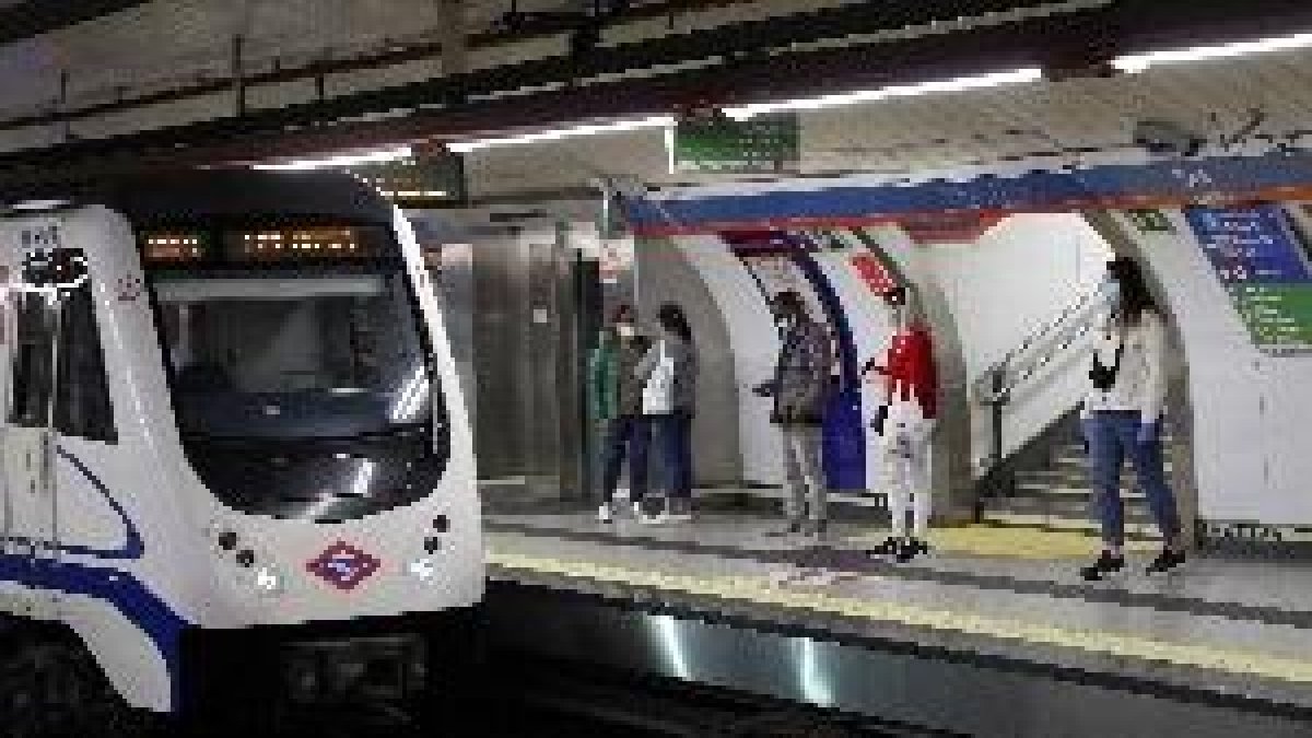 Trata de arrojar a las vías a un vigilante de Metro que le exigió usar mascarilla