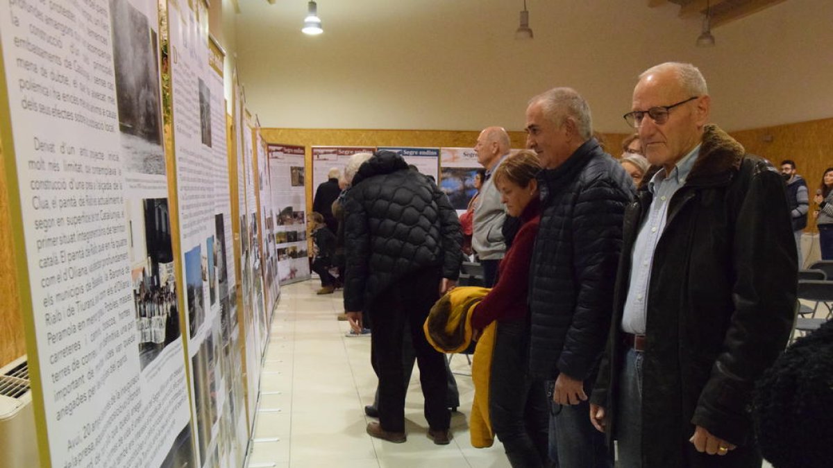 Alguns dels primers visitants de l’exposició que recorda la construcció de l’embassament de Rialb.