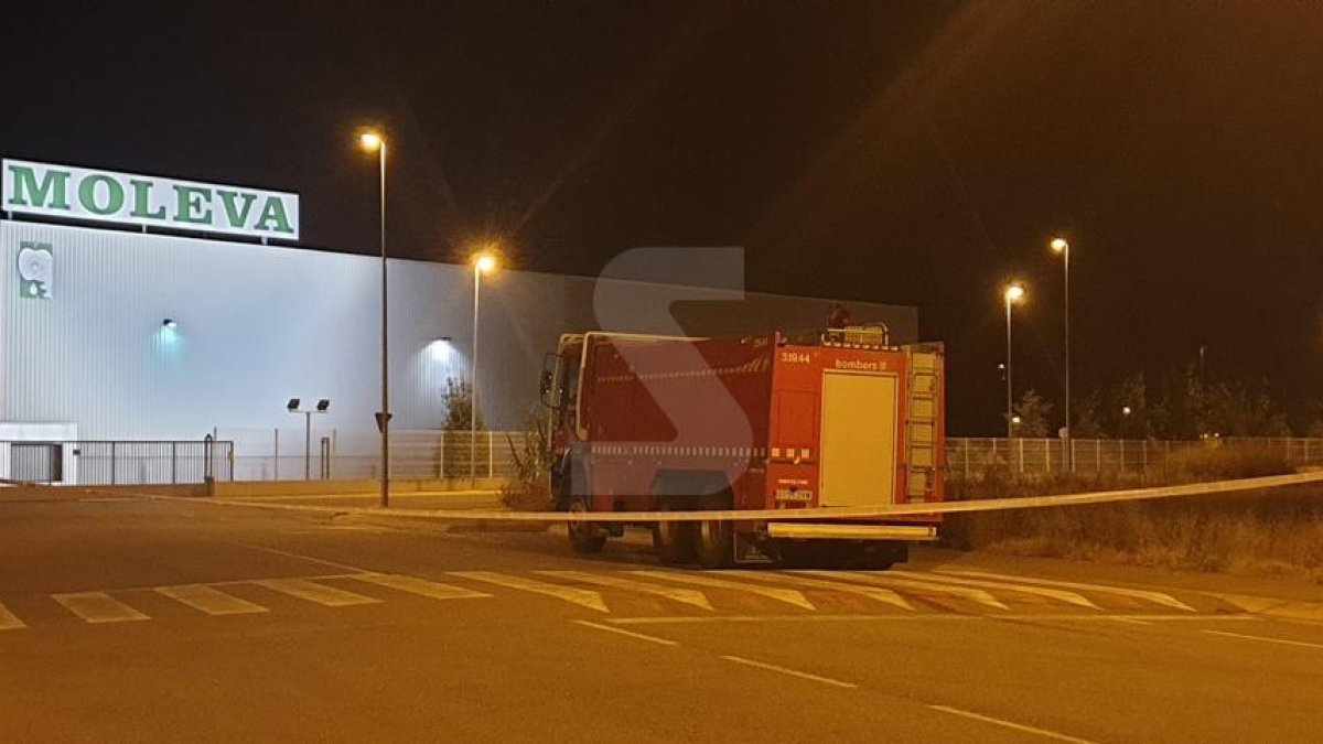 Fuga de etanol en un camión en el Palau d'Anglesola