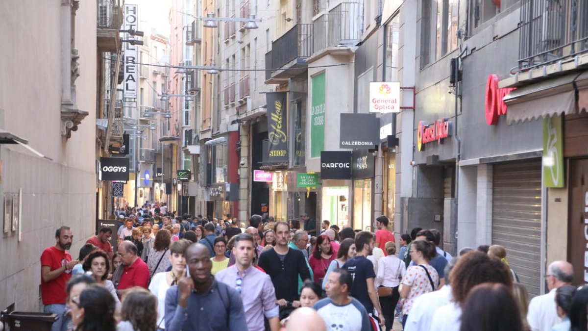 Algunas tiendas del Eix Comercial abrirán hoy, festivo autorizado